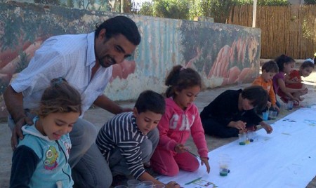 من رسومات أطفال سوريا.. <br />الحسن يعمل على أكبر لوحة في العالم