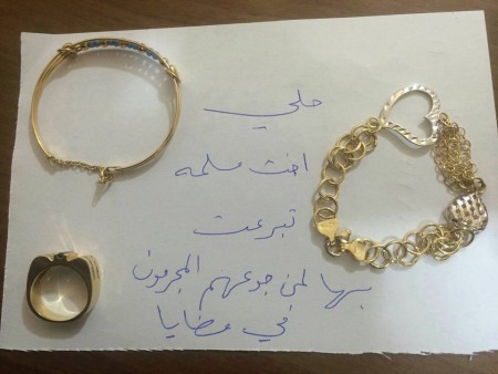مسلمة أجنبية تتبرع بحليها لأهل مضايا